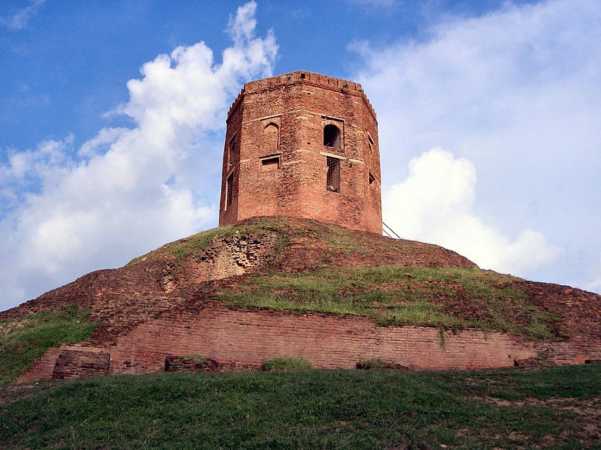 Chaukhandi_Stupa_on_a_hill,_Sarnath